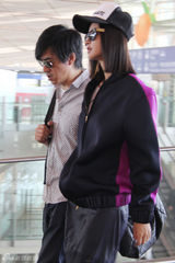 组图：张歆艺出征纽约时装周 杨树鹏陪同前往