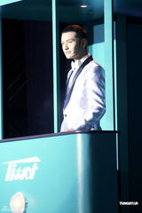 高清组图：黄晓明出席某活动 怀旧经典装出席