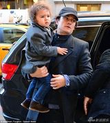 组图：奥兰多独自带子出街 小弗林迷你大衣抢镜