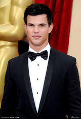 高清图：奥斯卡红毯 《暮光》男星泰勒青春逼人