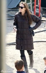 组图：朱莉匈牙利拍导演处女作 皮特随行献吻秀恩爱