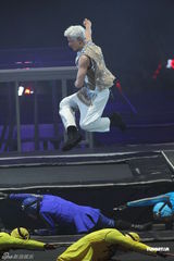 组图：郭富城个唱变型金刚舞台华丽震撼