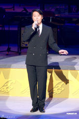 幻灯：黎明现身《泰山》演出 曾志伟主持认真严肃