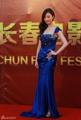组图： 赵本山师徒压轴长影节 倪妮蓝裙优雅显大气
