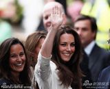 组图：准新娘凯特现身挥手 秀发飘散笑容迷人