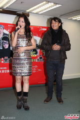 组图：梁小冰演出不惧裸露 自觉儿子有演艺天分