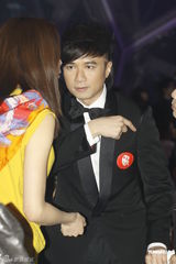 组图：孙悦现身慈善盛典被错认 窦骁刘烨同席零交流