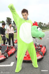 组图：《小资女孩》收视庆功 邱泽穿恐龙装赛车