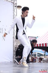 组图：吴建豪台北签唱惜肉如金湿背猛擦汗