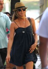 组图：《鸟为食亡》开拍 安妮斯顿拖鞋短裙清凉