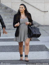 组图：卡戴珊孕妈爱美超短裙 突遭大风险走光