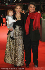 幻灯图集：《谜团》首映 女导演抱宝宝亮相