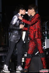 组图：陶喆个唱落泪忆亡父 与谢霆锋同台飙吉他