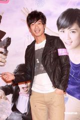 幻灯：《美丽密令》首映 阿Sa(蔡卓妍)着装沉重强颜欢笑