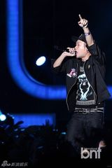组图：朴宰范等参加HIPHOP音乐节引爆火热现场