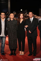 组图：赵薇携《致青春》亮相 黑衣红唇成熟妩媚