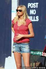 组图：抖奶超模阿普顿大庭广众提热裤不拘小节