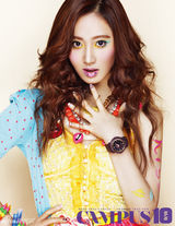 组图：少女时代登杂志 粉红唇印彩妆俏皮