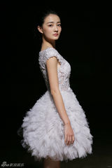 组图：“玉娆”徐璐芭蕾写真柔美瑰丽