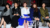 组图：韩团AfterSchool齐亮相首尔时装周看秀