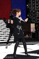 幻灯：杨丞琳为跨年演唱会卖力彩排