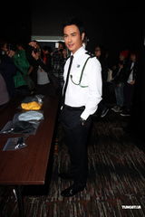 组图：郑嘉颖澄清相伴“宫女”只是助理