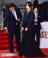 组图：林秀晶烈焰红唇束腰长裙展名媛气质