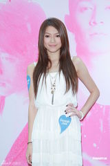 组图：周柏豪选择被女友爱 杨爱瑾否认将婚