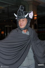 组图：钟镇涛生日携女亮相派对 谭咏麟叶童现身