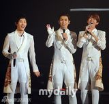 组图：韩团帝国之子出道4年首次举办演唱会