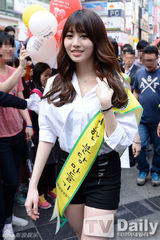 组图：韩团GirlsDay街头送路人爱心抱抱