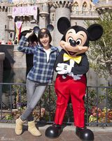 组图：小S全家新年赴迪士尼度假温馨照