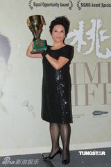 组图：《桃姐》举行庆功宴 众主创到场庆祝