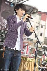 组图：方大同签唱会冰雕塔庆功 自称渴望海岛婚礼