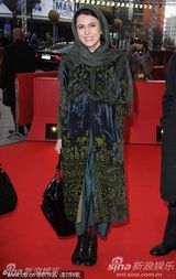 高清图：《内达和西敏》首映 女星莱拉-哈塔米亲民