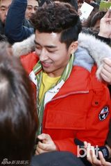 组图：金成钧孙湖竣着94复古装现身闹市送拥抱