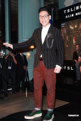 组图：周慧敏曼妙白裙女神范儿 大方秀光滑美背