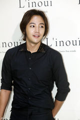 独家高清：张根硕撑品牌活动 少女时代允儿清纯