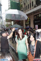 组图：钟嘉欣清凉连衣裙现身铜锣湾 遭粉丝围堵