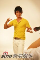 幻灯图集：吴奇隆写真秀真功夫 电力十足忙翻天