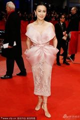 组图：刘嘉玲走红毯捧场朝伟 粉裙蝴蝶结扮少女