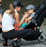 组图：米兰达披花丝巾抢眼 儿子抱小狗可爱卖萌