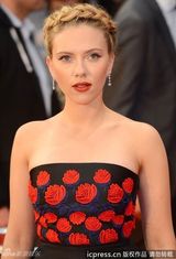 组图：《复仇者联盟》伦敦首映 斯嘉丽盘发优雅