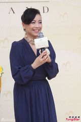 组图：邓萃雯坦然面对变老 被彩带埋身临危不乱