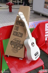 组图：歌迷自发致敬黄家驹 举行海阔天空百人奏