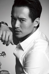 组图：高云翔黑白写真眼神迷离显神秘