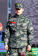 高清组图：韩星玄彬退役泪流满面 跪地谢粉丝