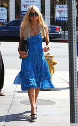 幻灯图：帕丽斯蓝色层叠礼服性感现身 搔首弄姿