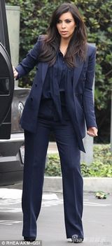 组图：金-卡戴珊硬朗套装遮孕肚 踩高跟鞋血拼