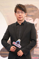 组图：五月天阿信幽默安抚媒体 发福俊颜不再